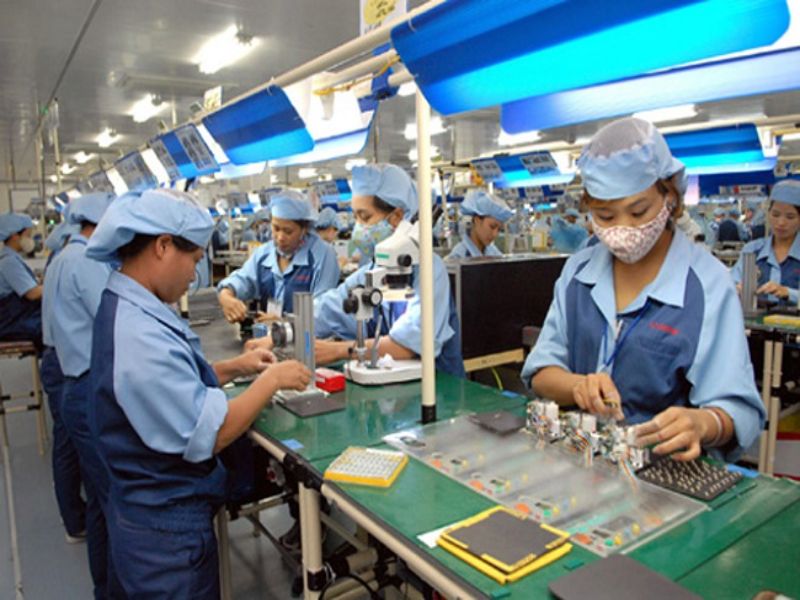 Lao động nữ lắp ráp linh kiện điện tử tại nhà máy