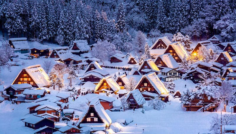 Ngôi làng truyền thống Shirakawago trong băng tuyết